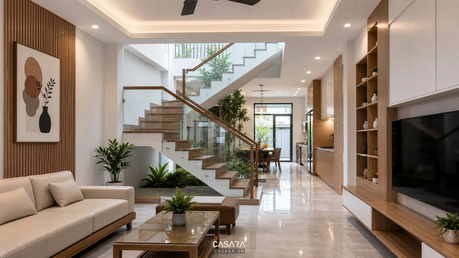 Nhà ống cầu thang giữa có phòng khách phía trước và giếng trời sáng thoáng