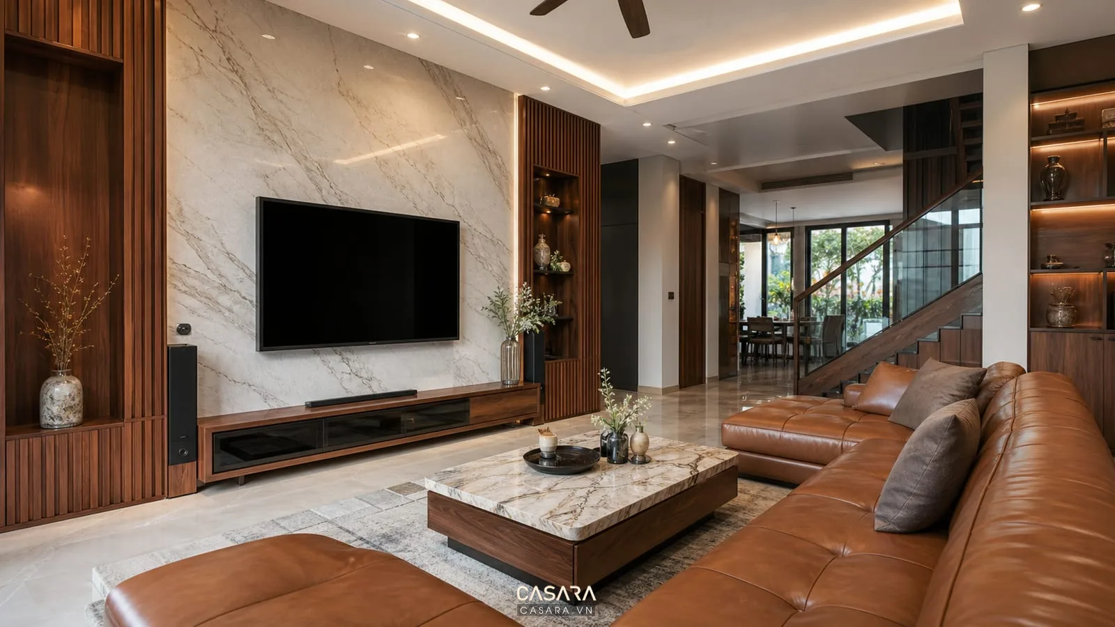 Phòng khách sang trọng với vách tivi đá và sofa da