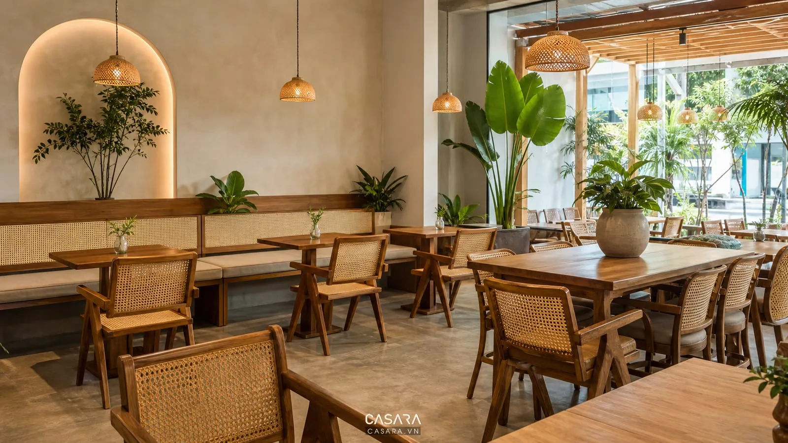 Bàn ghế cafe gỗ, sàn gạch và đèn thả trong nội thất quán cà phê