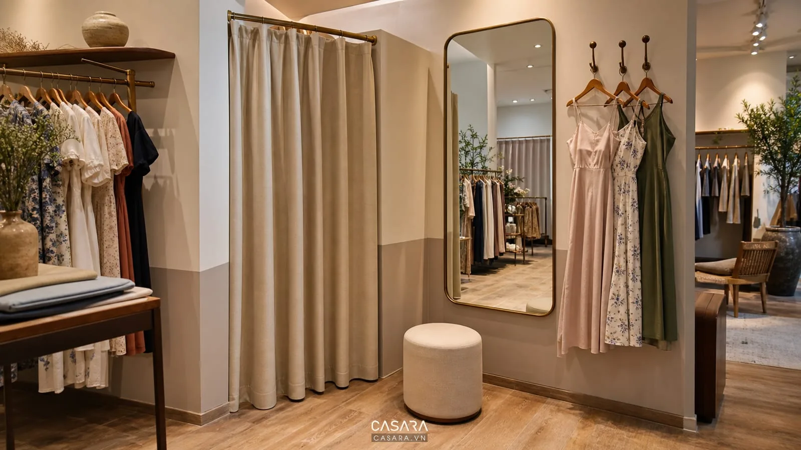 Phòng thử đồ shop thời trang có gương toàn thân rèm vải ghế nhỏ và móc treo quần áo