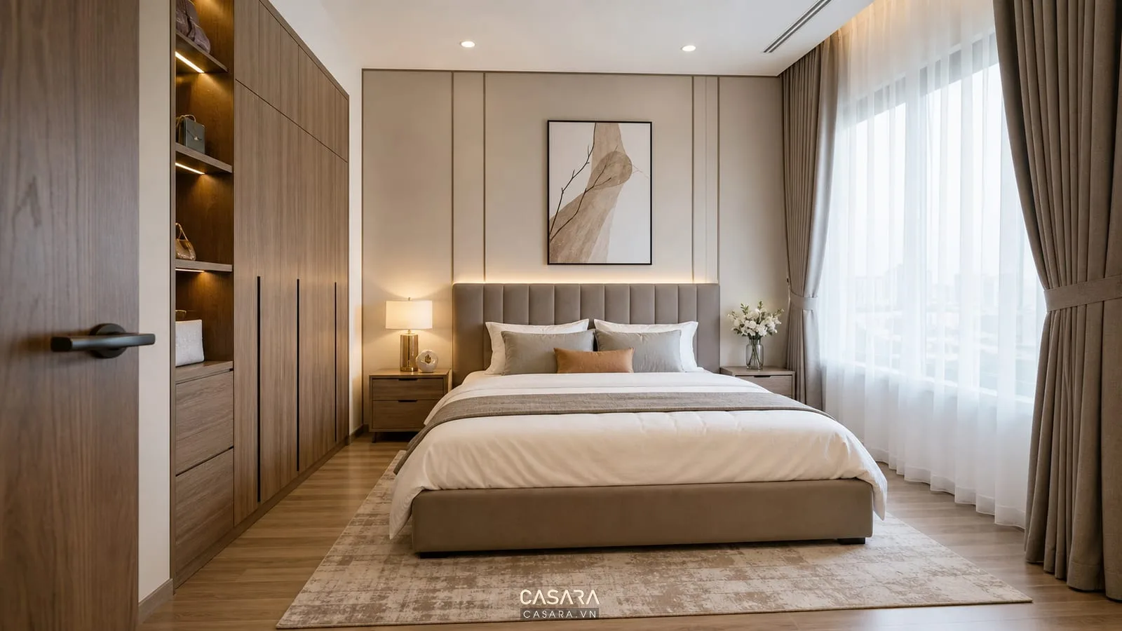 Phòng ngủ chung cư có giường ngủ, lối đi hai bên, tủ áo âm tường và ánh sáng tự nhiên