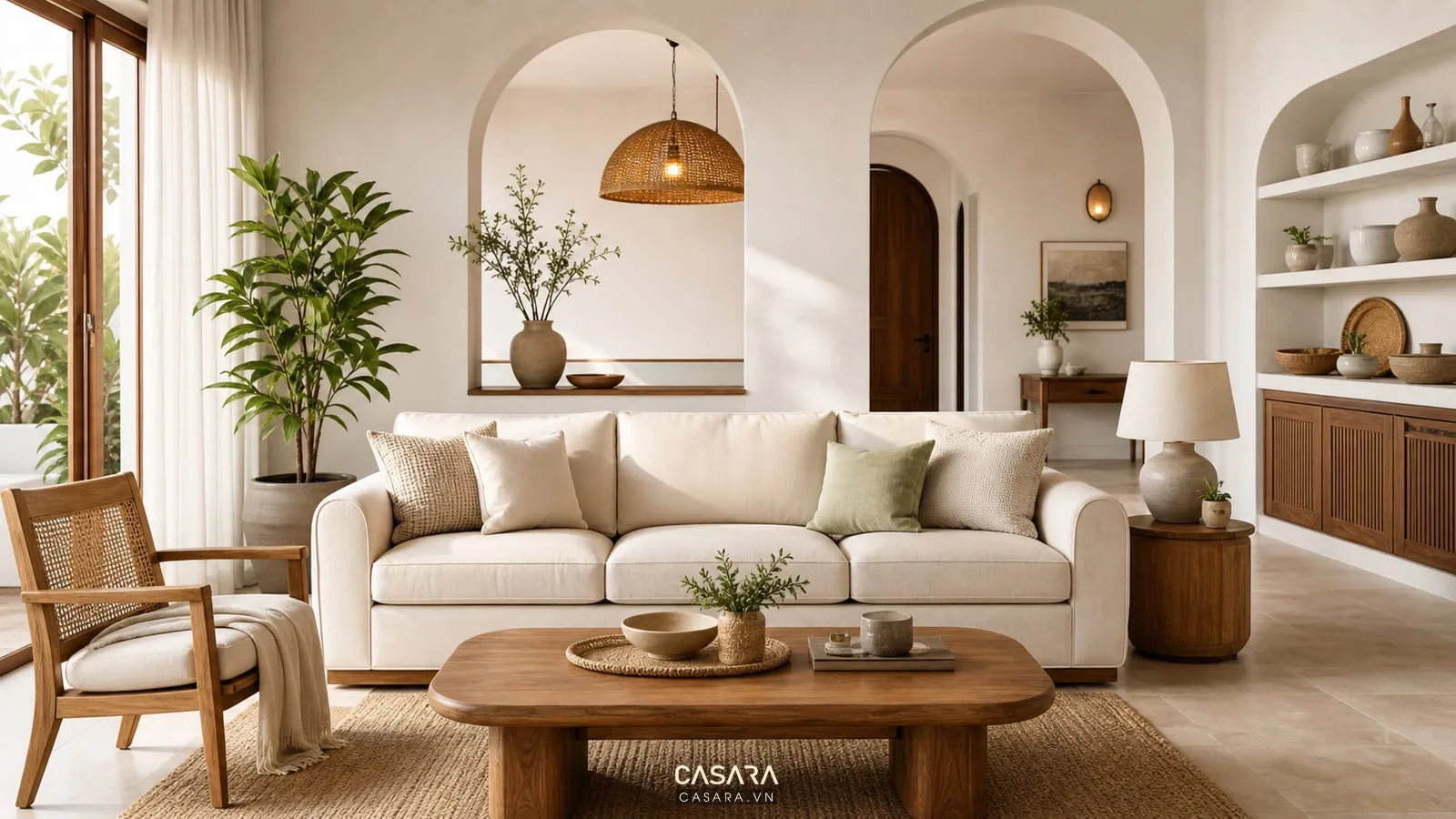 phòng khách nội thất địa trung hải với sofa sáng màu tường trắng vòm cong và gỗ tự nhiên