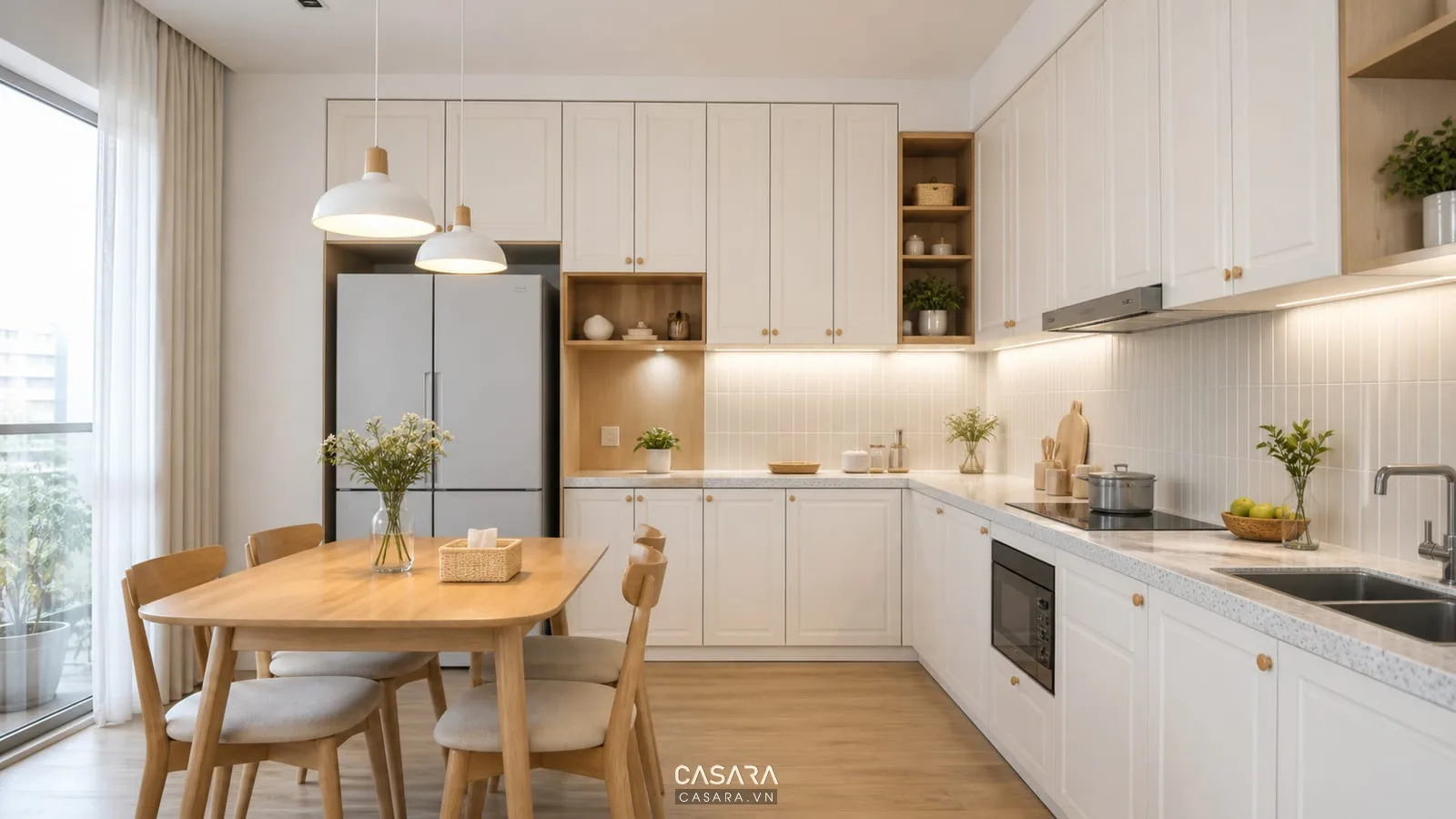 Bếp phong cách nội thất Hàn Quốc với tủ trắng kem và bàn ăn gỗ nhỏ