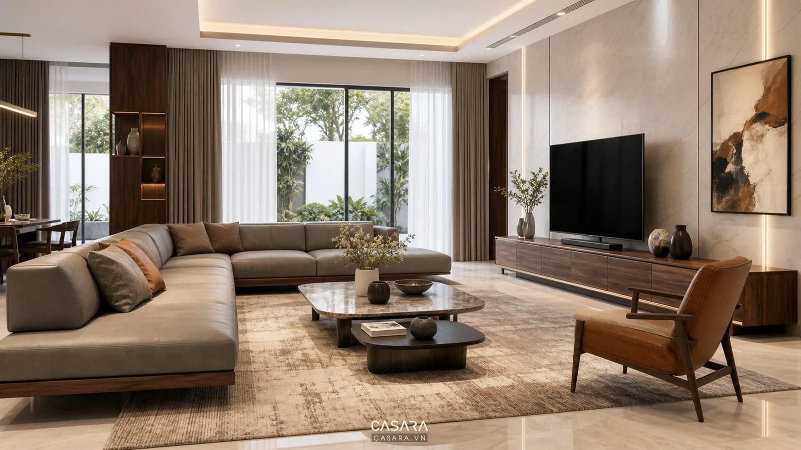 Phòng khách hiện đại trong nhà phố với sofa chữ L, kệ tivi gỗ công nghiệp, bàn trà tròn, lối đi thoáng, cửa kính lớn và rèm sáng màu