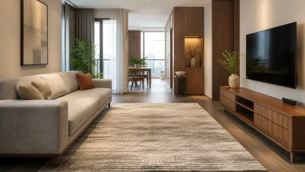 Phòng khách không có bàn trà với sofa vải trung tính, thảm lớn và tủ tivi gỗ