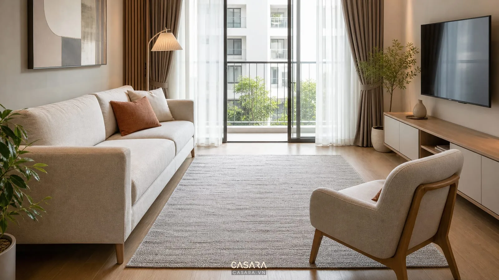 thiết kế phòng khách đơn giản hiện đại với sofa chữ I và sàn gỗ