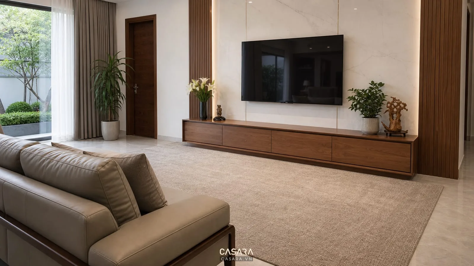 phòng khách không có bàn trà với thảm lớn tủ tivi gỗ ngăn kín và sofa hiện đại