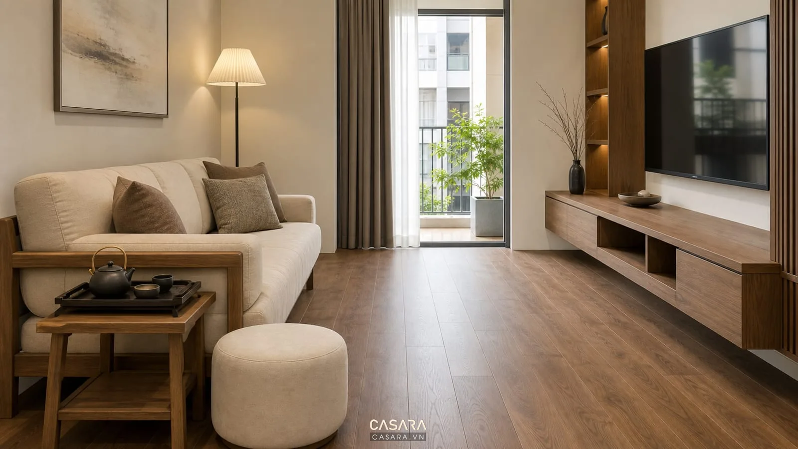 phòng khách không có bàn trà với bàn phụ cạnh sofa khay trà rời đôn mềm và đèn đứng