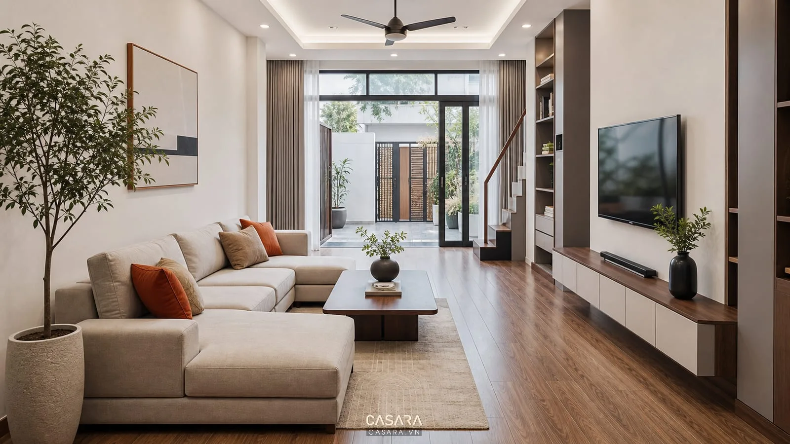 phòng khách nhà phố hiện đại với sofa chữ L gọn, kệ tivi phẳng và lối đi thông thoáng