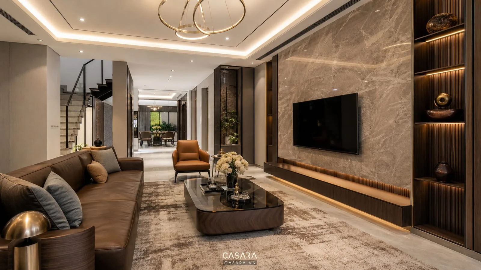 Phòng khách hiện đại với sofa da, vách tivi ốp đá và kệ gỗ sang trọng