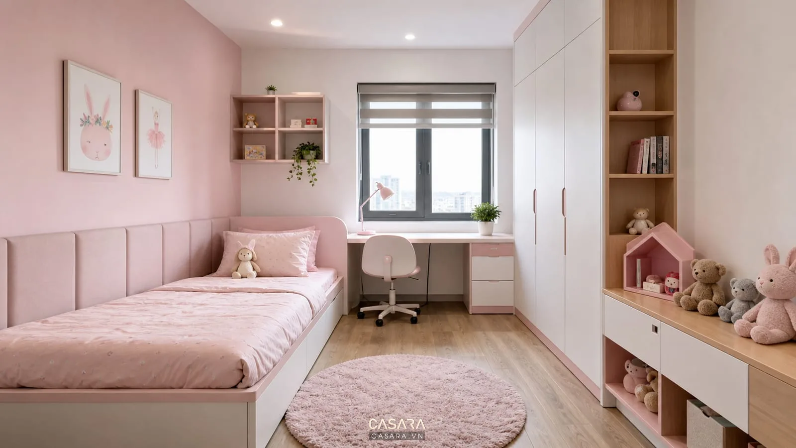 Phòng riêng cho bé gái màu hồng có giường hộc kéo, tường hồng đất, kệ sách thấp và đèn ngủ ấm