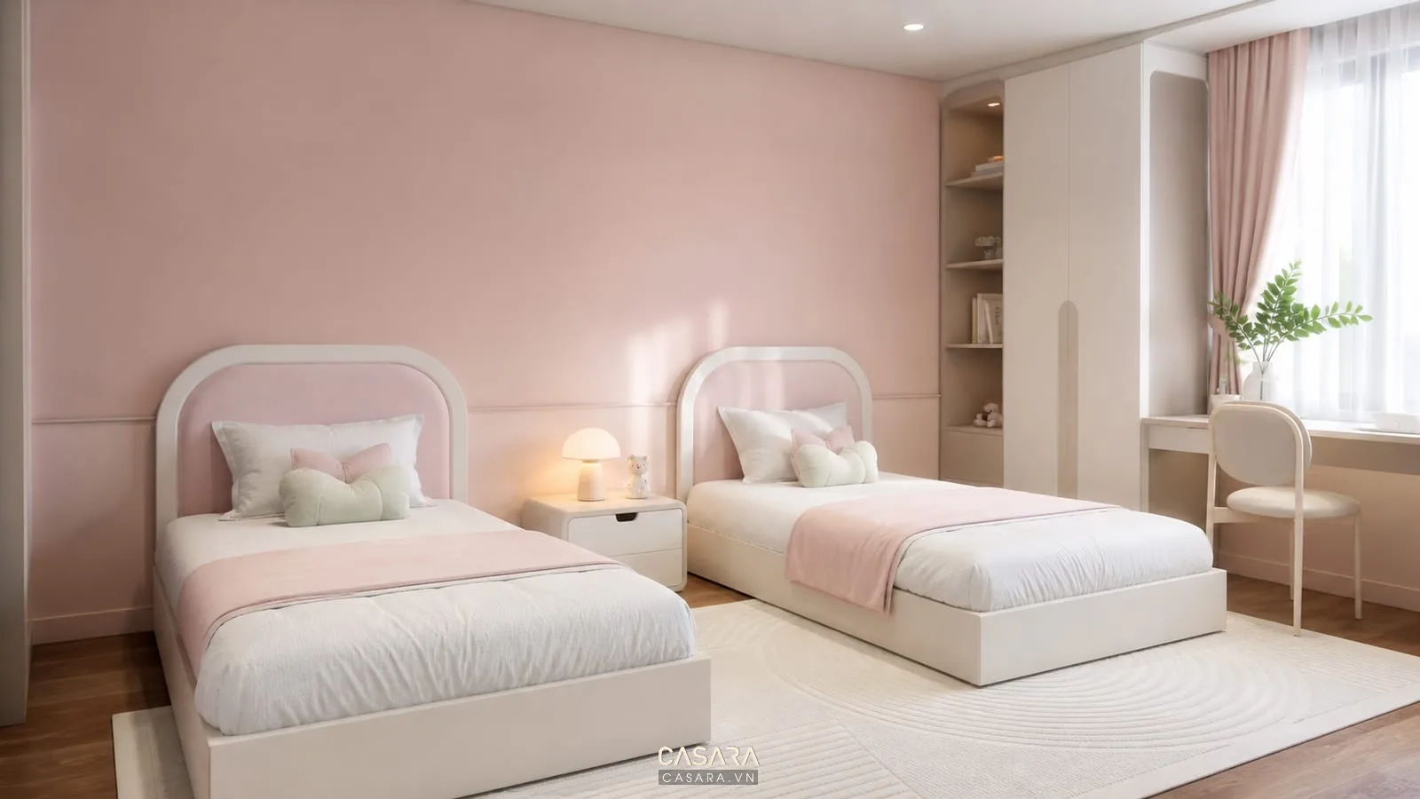 Phòng ngủ cho bé gái đẹp phong cách cổ tích nhẹ với giường đầu vòm, rèm voan trắng, tường hồng phấn, đèn ngủ dịu và tủ áo màu kem