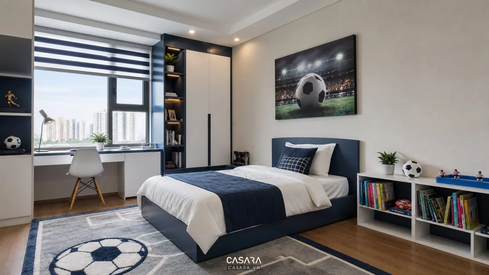 Decor phòng ngủ cho bé trai chủ đề thể thao với giường đơn, tranh bóng đá trên tường, kệ sách thấp, thảm sàn, màu xanh navy và trắng