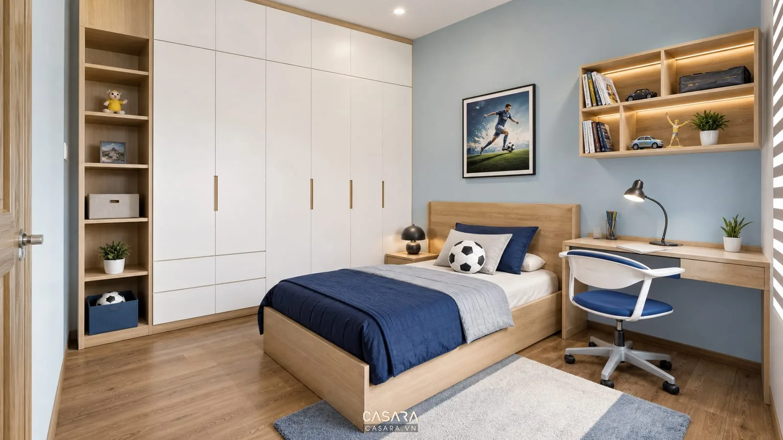 Decor phòng ngủ cho bé với tủ áo kịch trần màu trắng, giường gỗ sáng, bàn học liền kệ sách, tường xanh nhạt và sàn gỗ gọn gàng