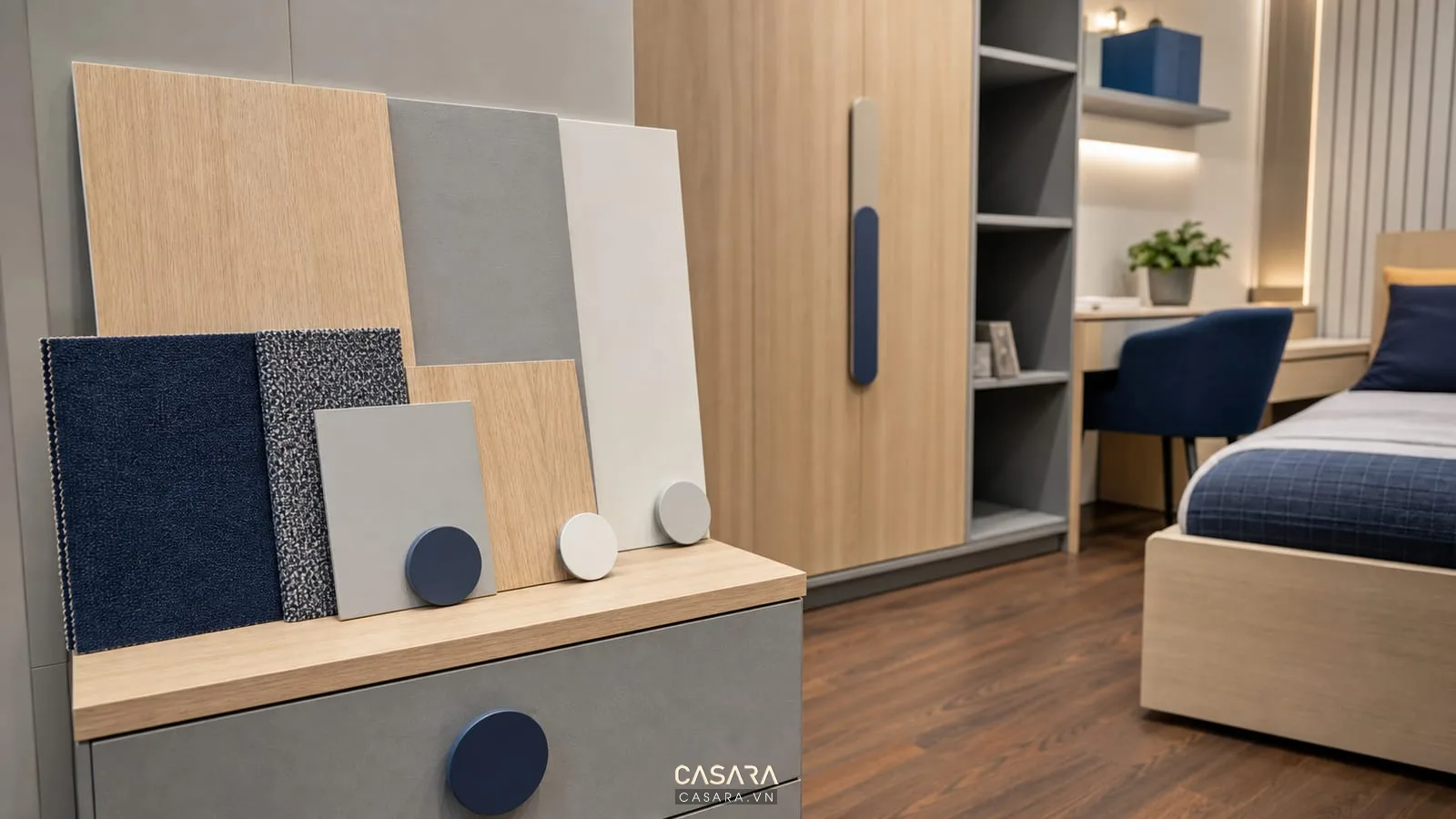 Mẫu vật liệu phòng ngủ cho bé trai với gỗ sáng, laminate xám, vải xanh navy, tay nắm bo tròn, sàn gỗ và bảng màu trắng ghi