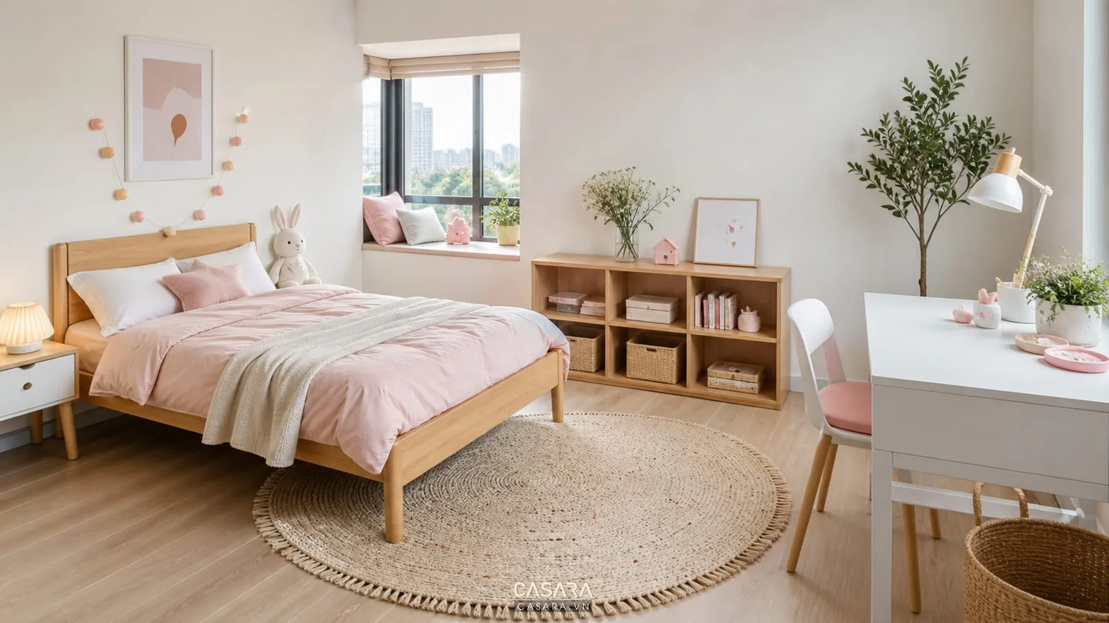 Phòng ngủ cho bé gái phong cách Scandinavian có giường gỗ sáng, bàn học trắng và kệ sách thấp