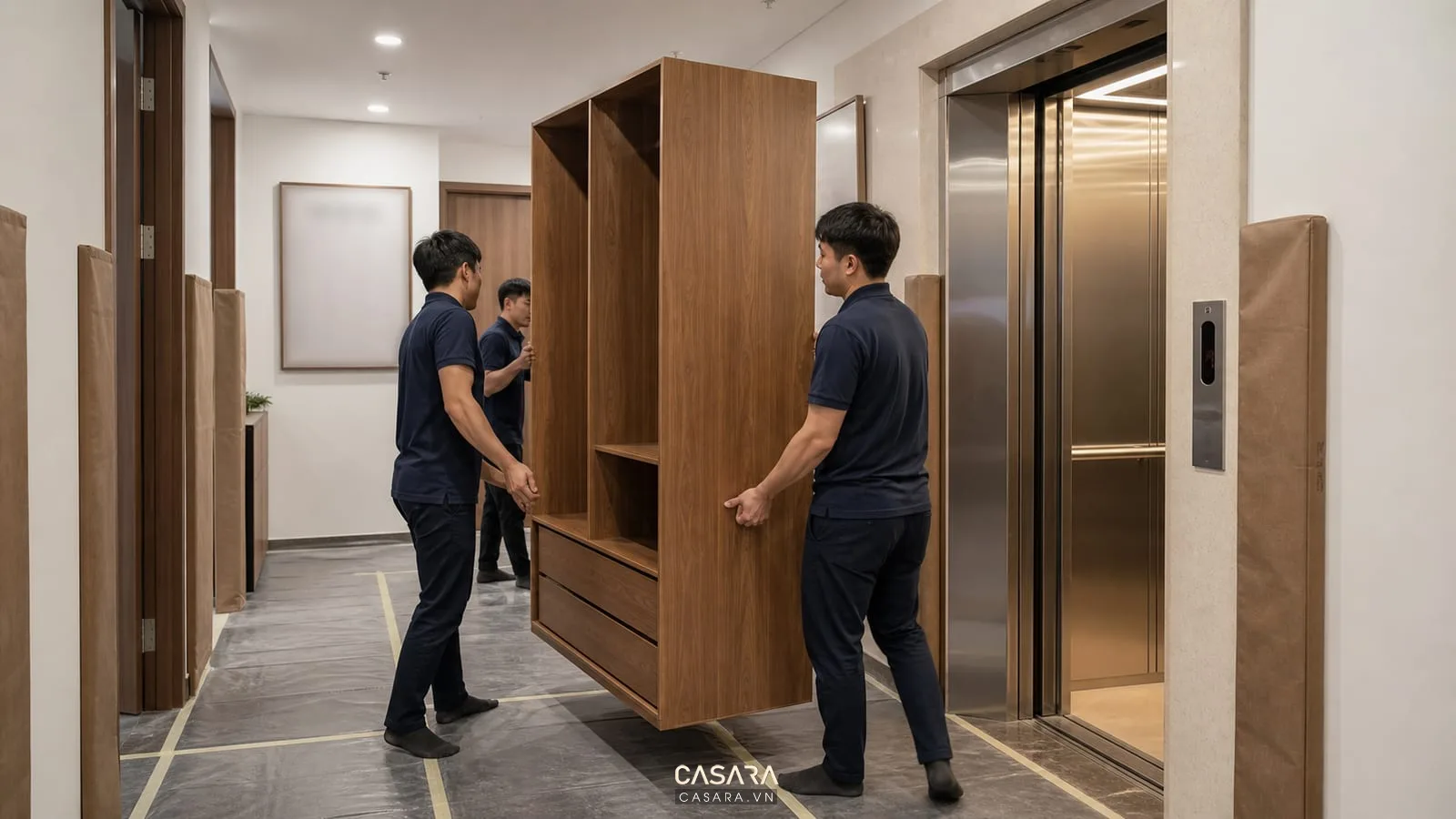 Giờ thi công ở chung cư với đội vận chuyển module tủ gỗ qua hành lang thang máy và che chắn sàn