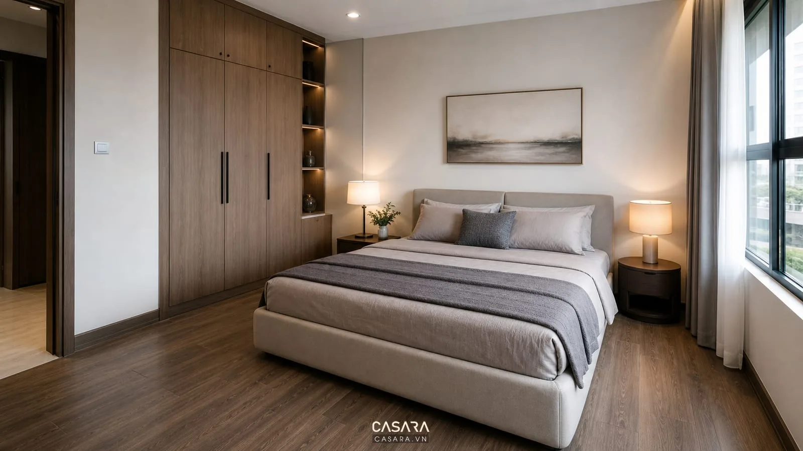 Phòng ngủ chung cư có giường, tủ áo, tab đầu giường và lối đi quanh giường