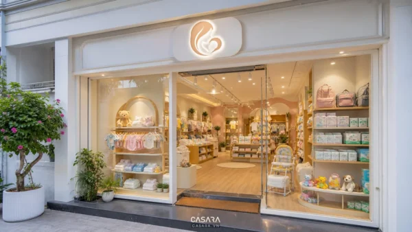 shop mẹ và bé đẹp với mặt tiền sáng màu và kệ sản phẩm trẻ em