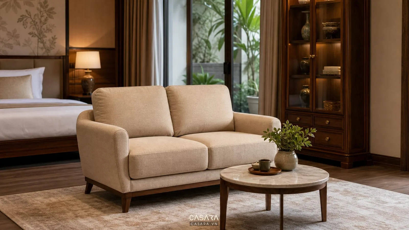 Sofa 2 chỗ trong phòng ngủ master biệt thự với bàn trà tròn và tủ gỗ