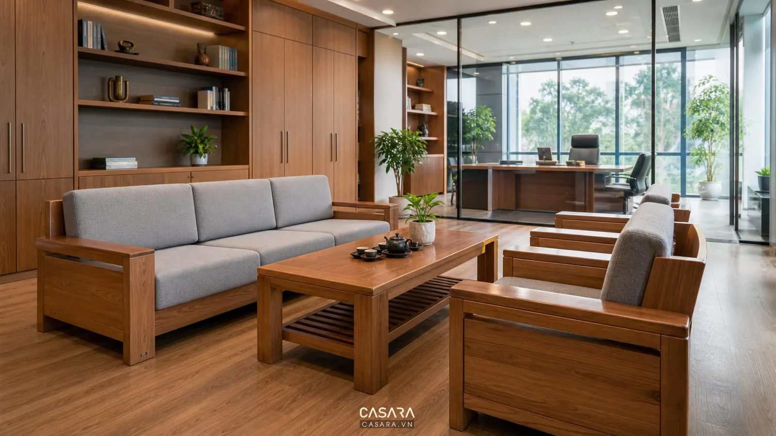 Mẫu sofa phòng giám đốc khung gỗ sáng đệm vải ghi đồng bộ với tủ hồ sơ và sàn gỗ