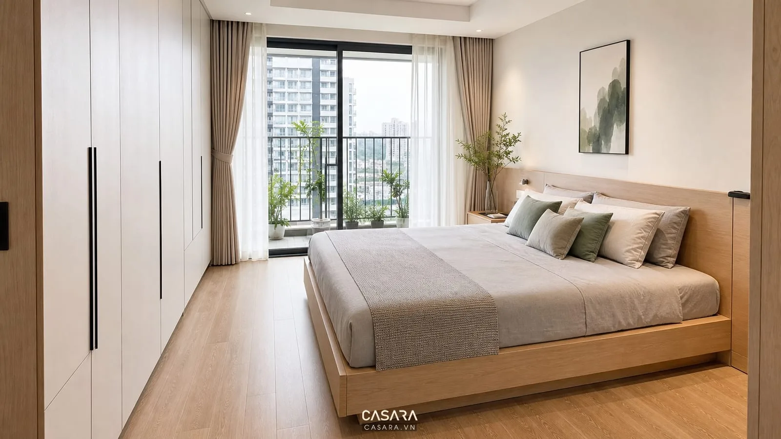 Phòng ngủ chung cư có ban công với lối đi quanh giường và tủ áo gọn gàng