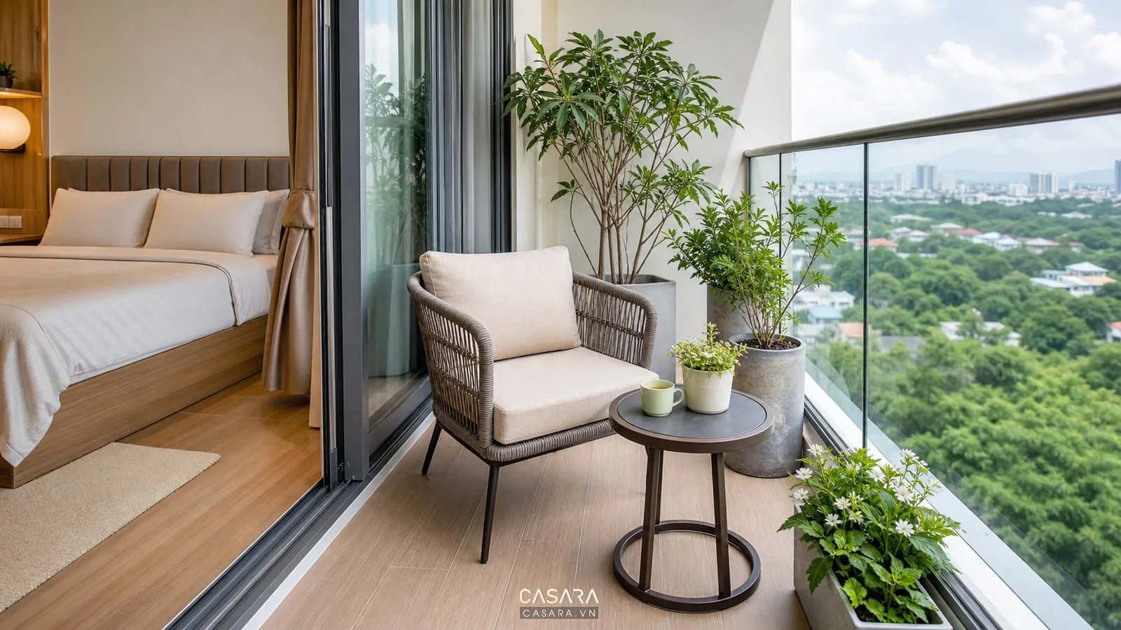 Thi công ban công chung cư nhỏ có ghế thư giãn, cây xanh và phòng ngủ phía trong