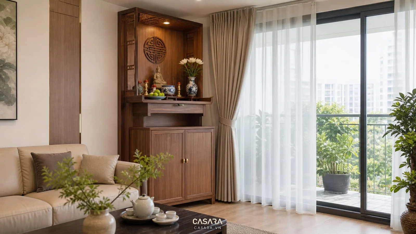 Bàn thờ chung cư gần ban công với rèm cửa và tủ thờ gỗ trong phòng khách