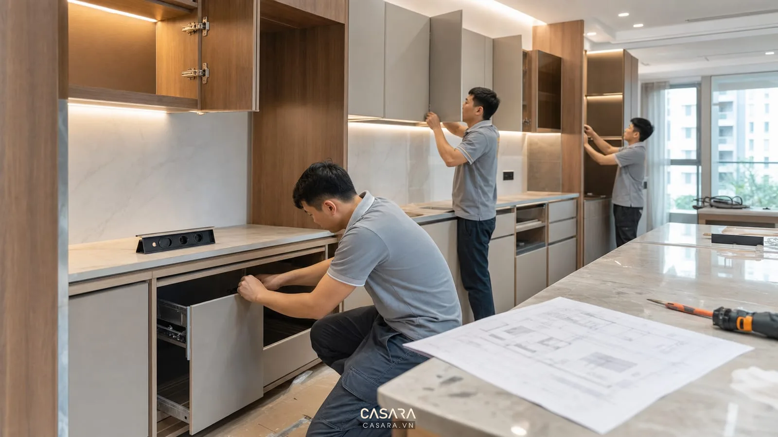 thi công chung cư cao cấp với thợ lắp tủ bếp ray kéo bản lề và đèn âm tủ