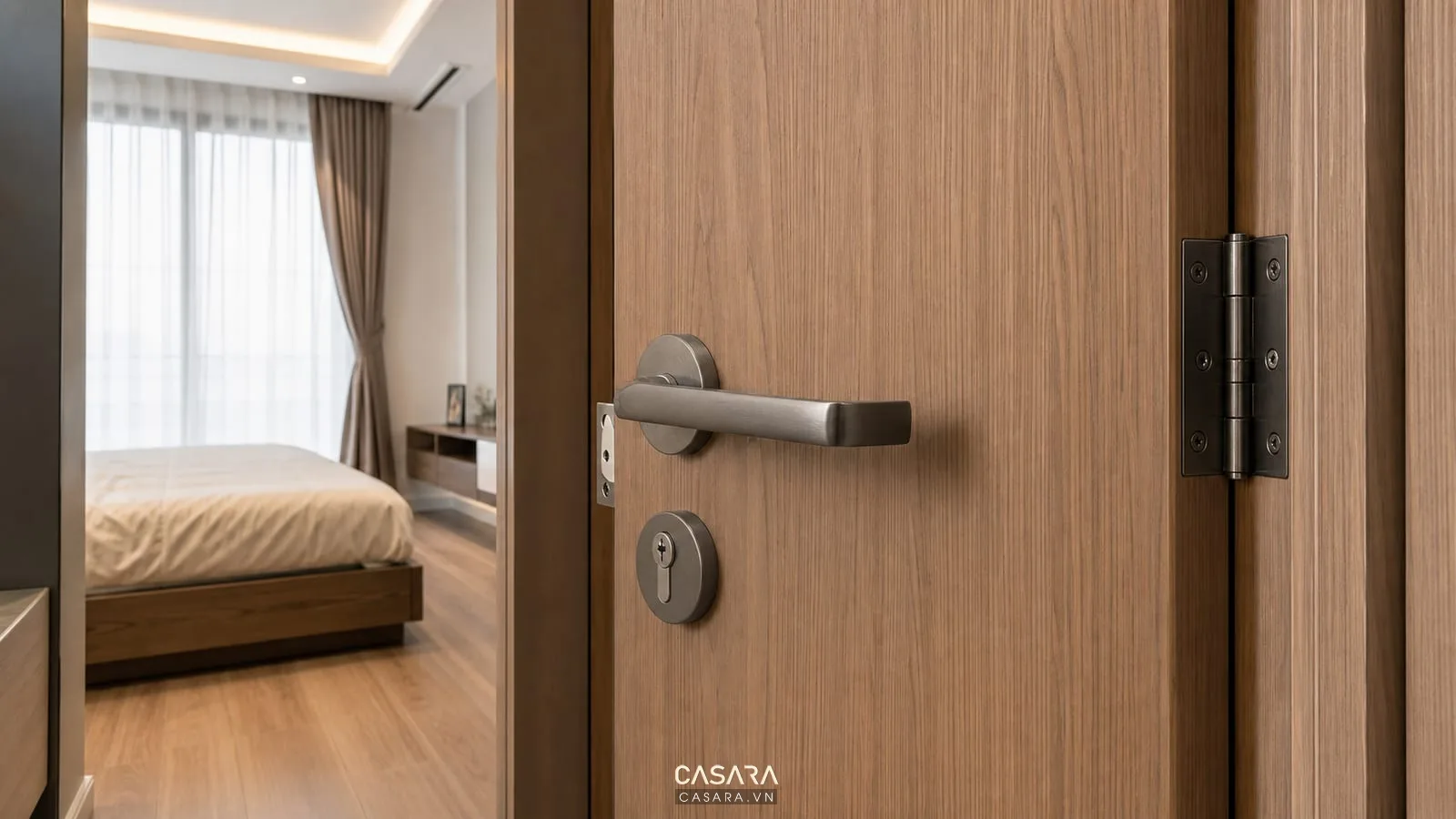Chi tiết bản lề khóa và tay nắm cửa chung cư hoàn thiện