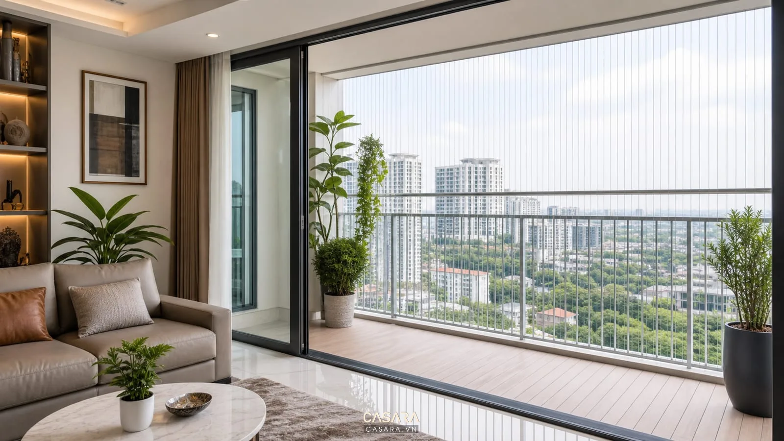 phòng khách đẹp chung cư 70m2 với sofa vải kệ tivi gỗ sáng và ban công cây xanh