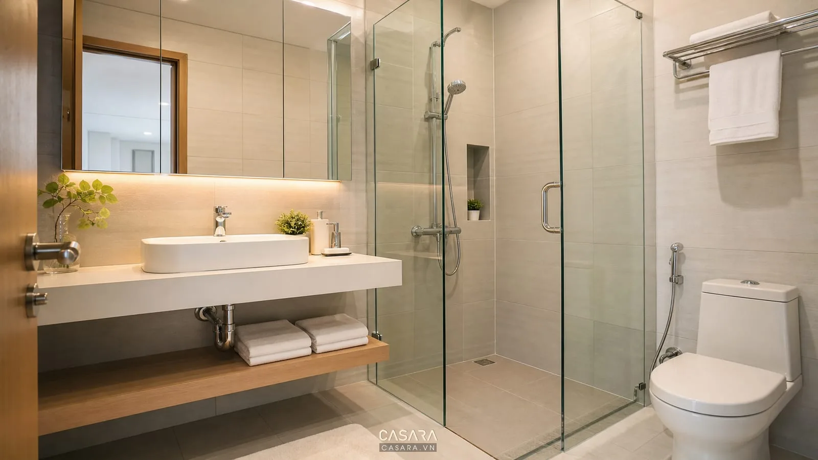 nhà vệ sinh chung cư hoàn thiện có lavabo tủ gương và vách kính tắm