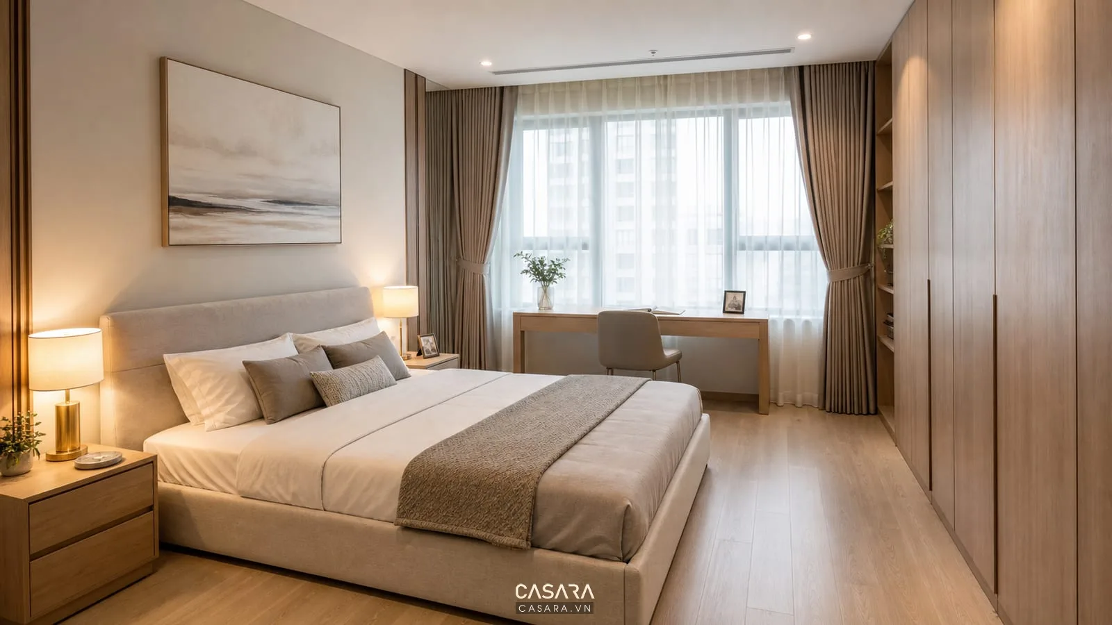 Phòng ngủ căn hộ chung cư 70m2 với tủ áo kịch trần và bàn làm việc nhỏ