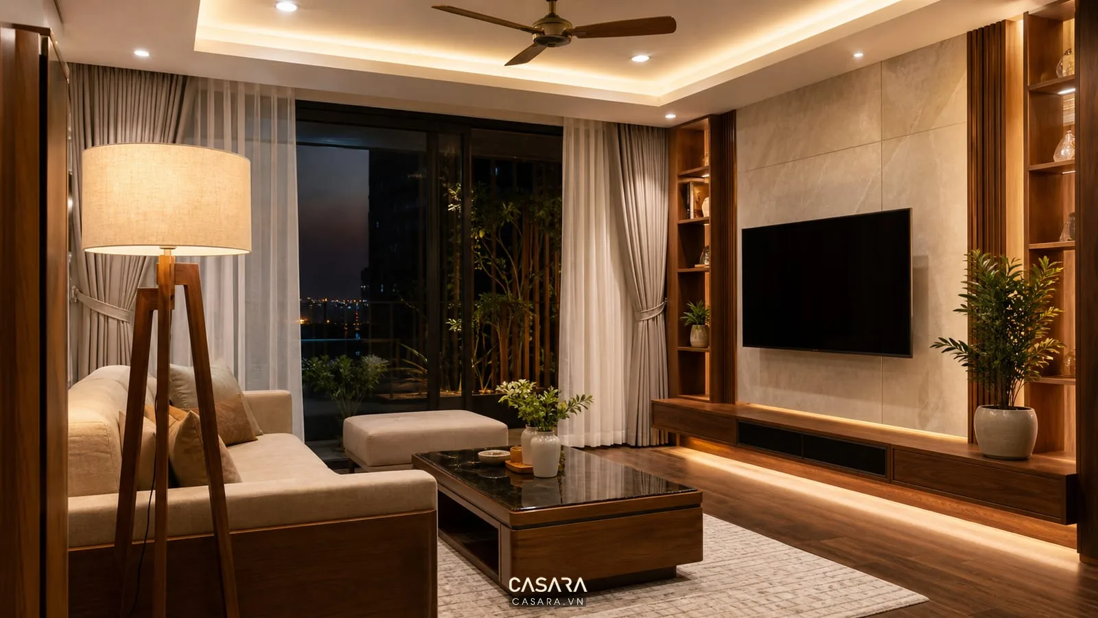 Phòng khách nội thất buổi tối với đèn hắt, đèn cây, sofa và vách tivi gỗ đá