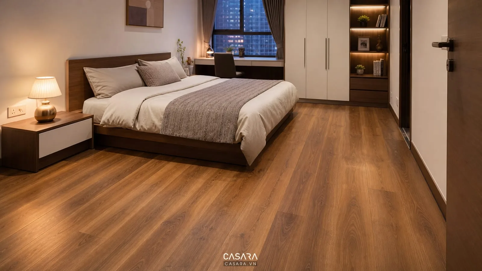 sàn gỗ phòng ngủ chung cư có đèn và ổ cắm tiện dụng