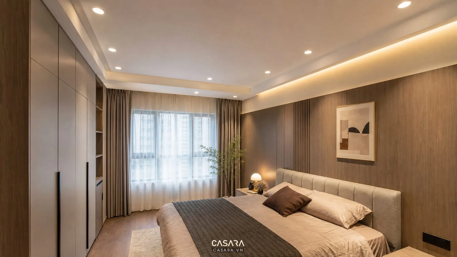 trần chung cư phòng ngủ với đèn âm trần ánh sáng ấm và khe rèm