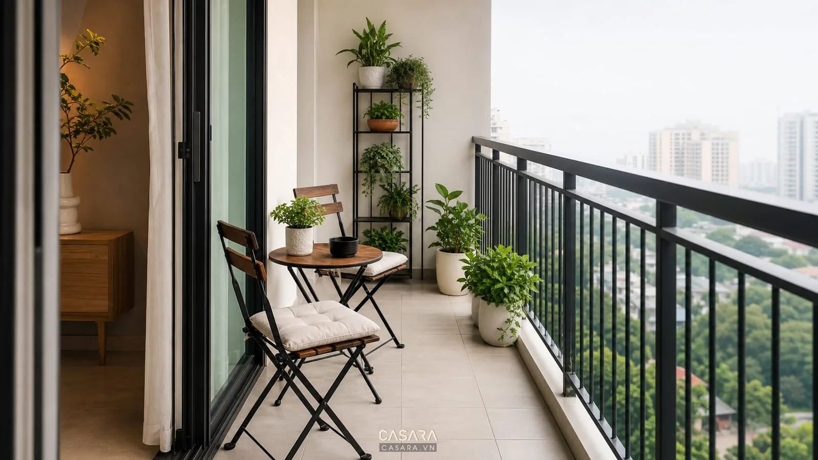 ban công chung cư nhỏ với ghế gấp và kệ cây xanh