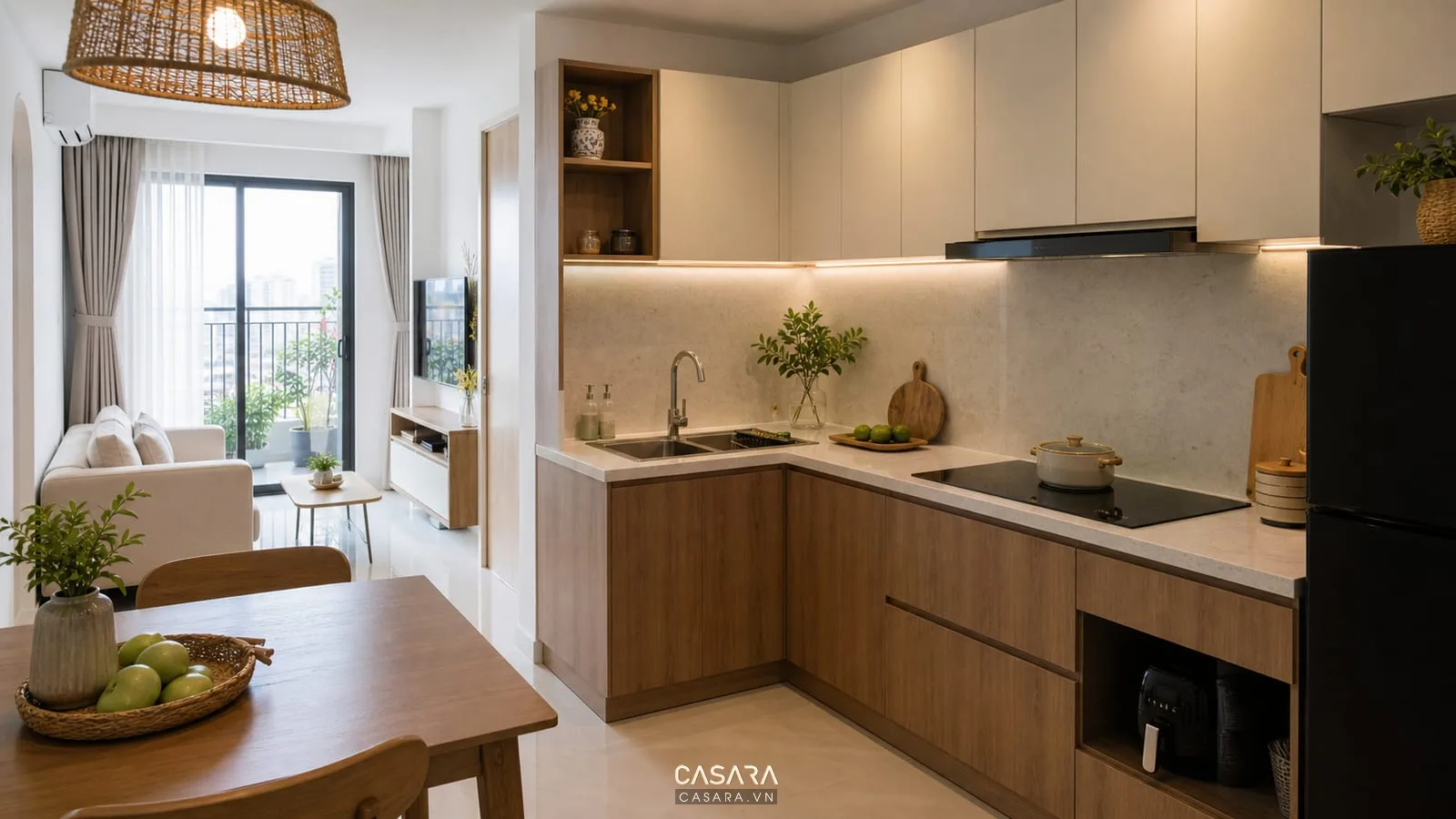 thiết kế bếp chung cư nhỏ hiện đại với tủ bếp chữ L, bếp từ, chậu rửa và bàn ăn nhỏ