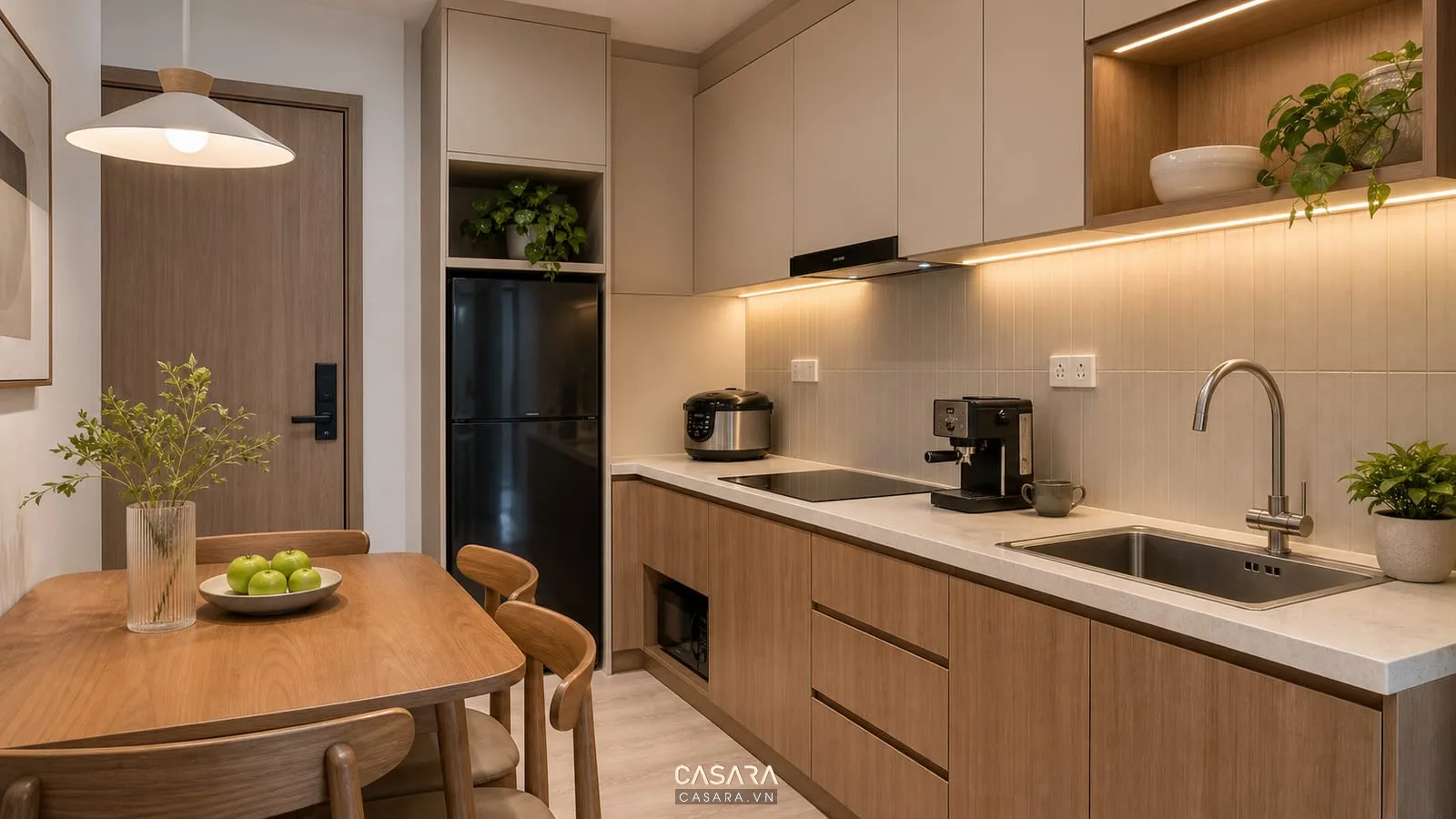 ánh sáng và ổ cắm trong thiết kế bếp chung cư nhỏ với đèn dưới tủ, bếp từ, chậu rửa và thiết bị điện
