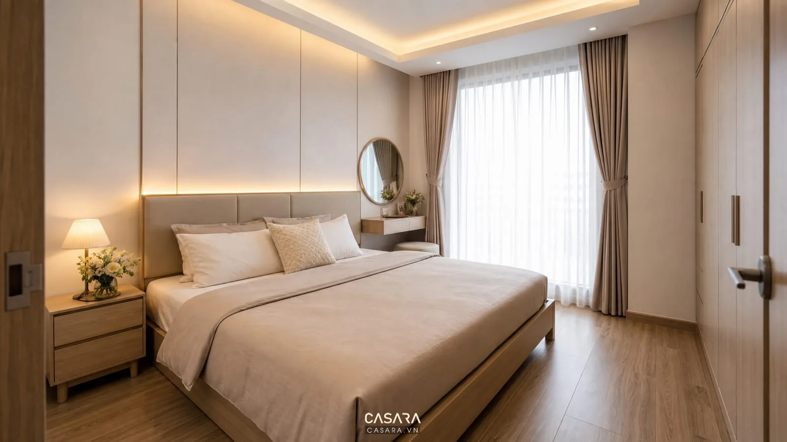 Phòng ngủ chính căn hộ chung cư 50m2 có giường đôi và tủ quần áo kịch trần