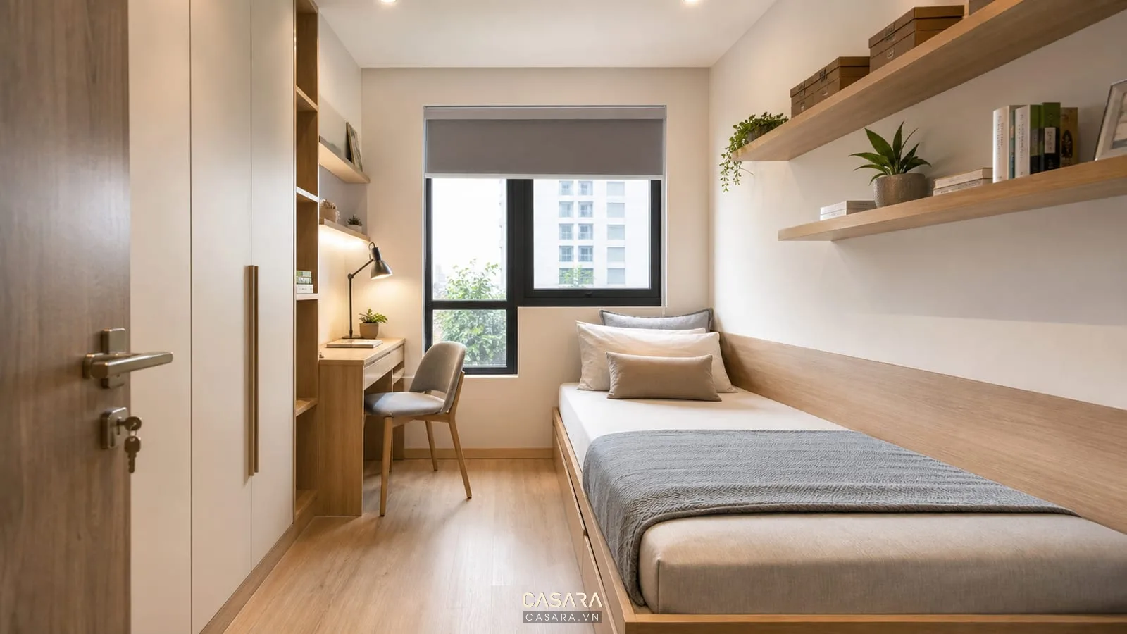 Phòng ngủ phụ căn hộ chung cư 50m2 có giường đơn, bàn học nhỏ và tủ áo cao