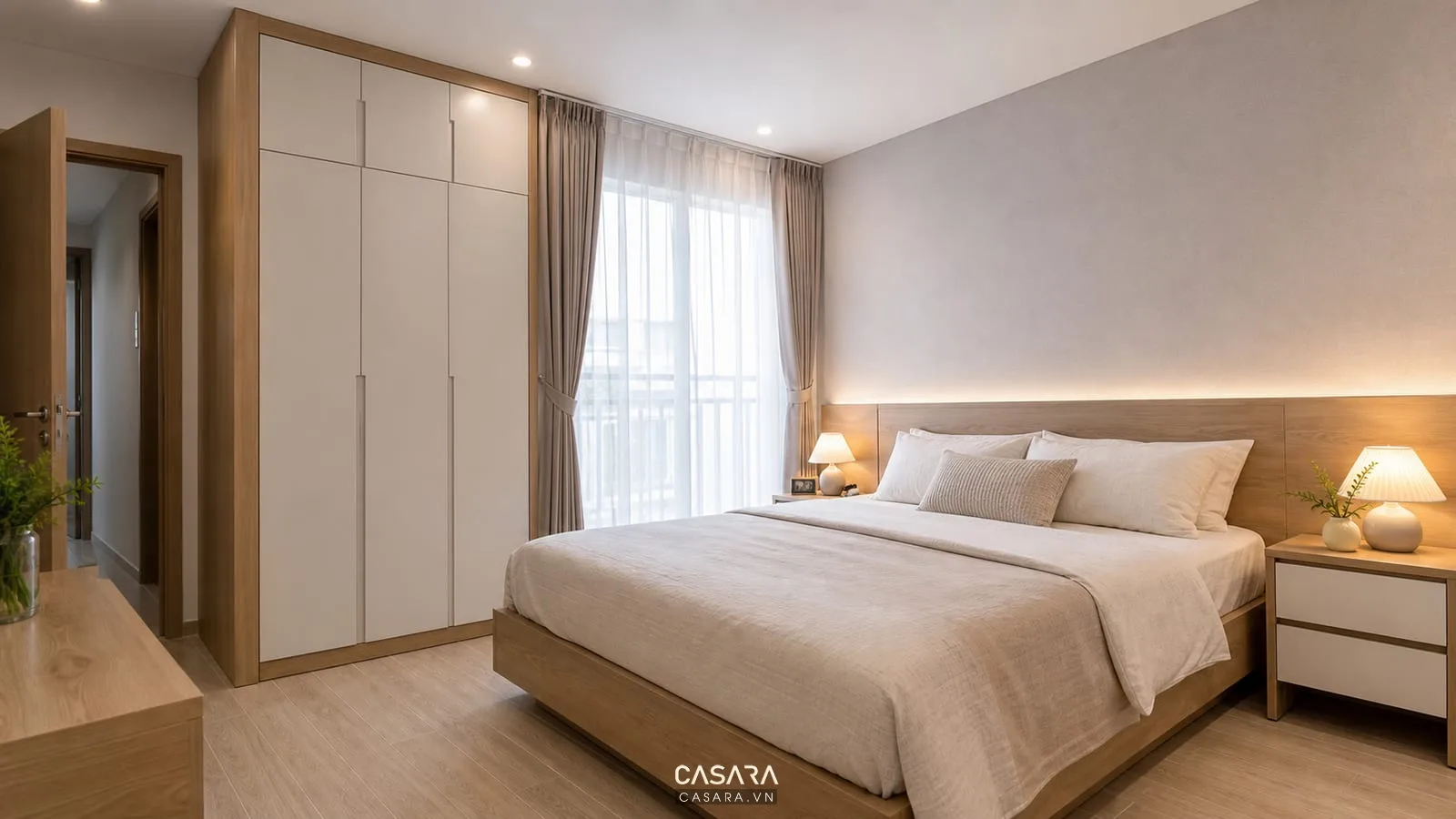 Phòng ngủ chính trong căn hộ chung cư 60m2 3 phòng ngủ có giường đôi và tủ áo kịch trần