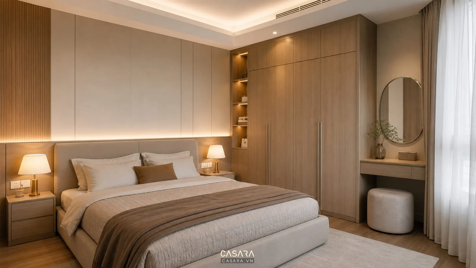 Phòng ngủ chính căn hộ chung cư 80m2 với giường đôi tủ quần áo đèn đầu giường và ổ cắm tiện dụng
