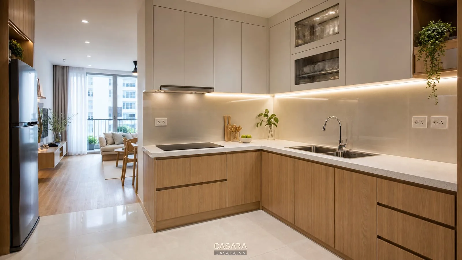 bếp trong thiết kế chung cư 2 ngủ có đèn LED dưới tủ và ổ cắm bố trí tiện dụng