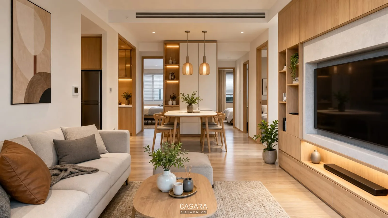 Phòng khách căn hộ chung cư có kệ tivi lưu trữ kín và sofa vải cho gia đình