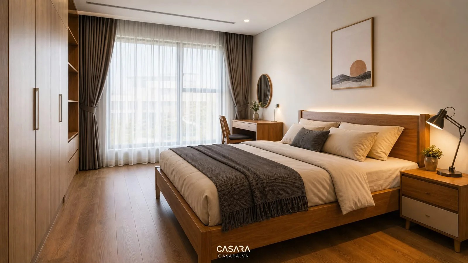 Phòng ngủ chung cư hiện đại ấm với giường gỗ và vách đầu giường màu be