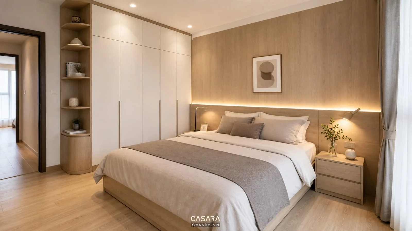 Phòng ngủ chính chung cư 2 phòng ngủ với giường đôi tủ áo kịch trần và đèn đầu giường
