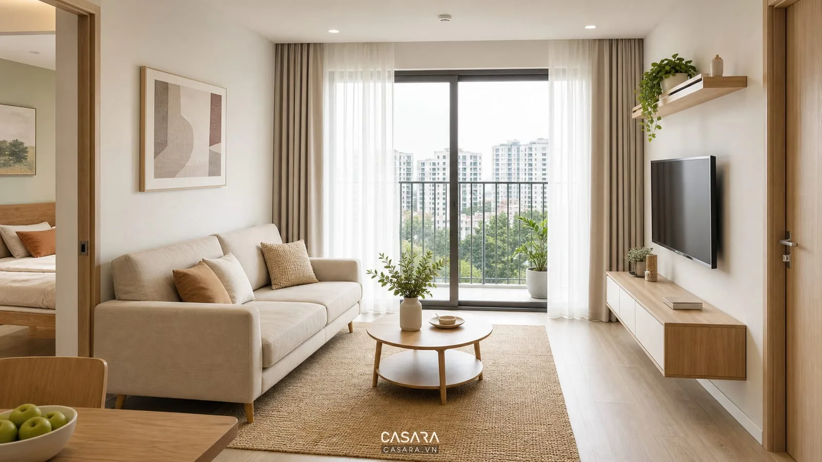 Phòng khách chung cư 50m2 2 phòng ngủ với sofa văng màu be bàn trà tròn kệ tivi treo tường và rèm ban công