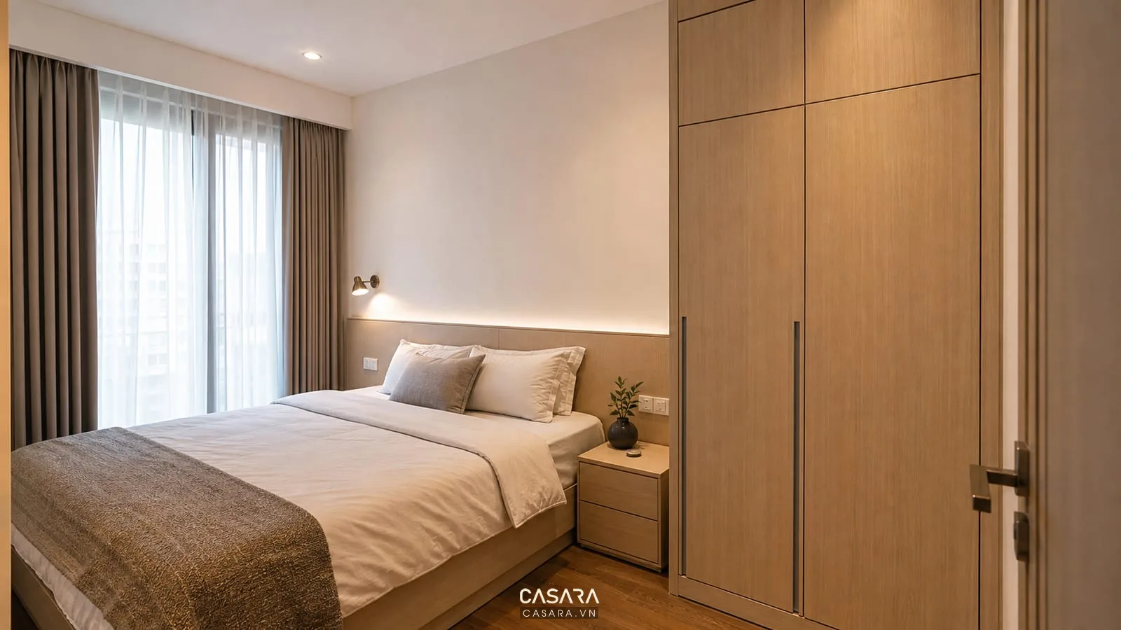 Phòng ngủ chung cư 54m2 với giường đôi, tủ áo kịch trần và ổ cắm cạnh giường
