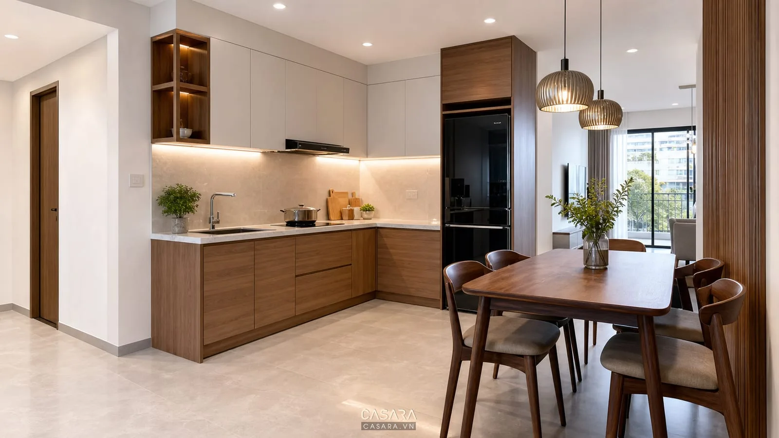 Bếp và bàn ăn trong thiết kế chung cư 57m2 với tủ bếp chữ L mặt đá bàn ăn 4 ghế và ổ cắm bếp